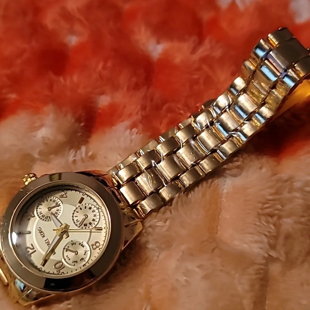NEW Michael Kors Watch MK-769-126 Chronograph Style‎ Watch Goldtone